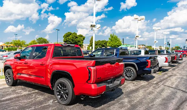 Park Ridge, Illinois, ABD - 16 Ağustos 2024: Toyota Tundra 'nın lüks kamyonet vagonu. Toyota Tundra 'nın arabası dışarıda park edilmiş. Toyota Tundra kırmızısı, nadir görülen bir manzara. Toyota Tundra 2022 arabası..