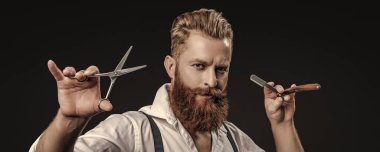 Siyah üzerine izole edilmiş jilet ve makas tutan Retro kuaför. Kuaförde saç kesimi. Berber saç stili yapıyor. Berber dükkanı reklamı. Erkeklerin kuaförlük becerileri. Kuaför..