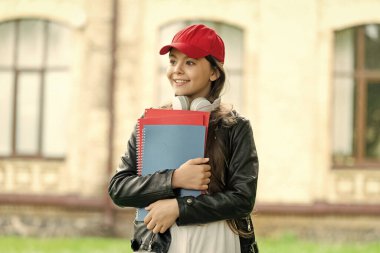 Eylül okul zamanıdır. 1 Eylül. Bilgi ve eğitim. Eylül 'de bilgi günü. Şapkalı kız okul ödevini tutuyor. Okula dönelim. Dışarıda ödevleri olan genç bir kız..