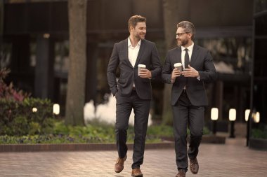 İş adamları işe gider. İş konuşuyoruz. Zarif takım elbiseli iki işadamı. Yürüyen meslektaşım. Meslektaşım ve arkadaşlarım. Dışarıda yürüyen iki başarılı iş adamı. Pankart.