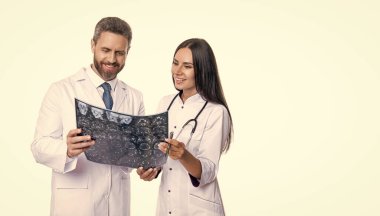 Stüdyodaki doktor nörolog MRI. Modern bir hastanenin MRI veya tomografi odasında doktor onkolojisi. Doktor MR resmini inceler. Nörolog beyin teşhisi koydu. İki tıp uzmanı MRI taramalarını tartışıyor. reklam.