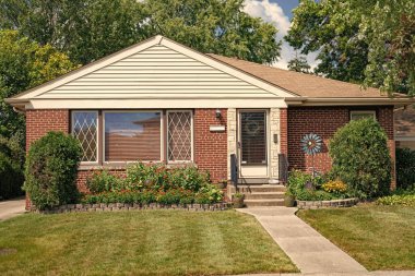 Banliyöde özel konutları var. Banliyö mahallesi. Özel aile mimarisi. Evin dış tarafı. Banliyö bölgesinde özel bir ev. Banliyö ev mimarisi. Özel mülkiyet.