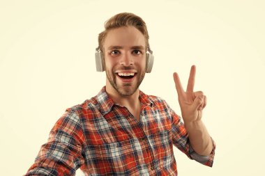Milenyum adamı beyazların izole edilmiş müziğini dinler. Modern yaşam tarzı. Kulaklıkla müzik dinle. Milenyum kuşağı sesi dinler. Müzik aşığı yaşam tarzı. Öğrenci hayatı. Adam özçekim yapıyor..