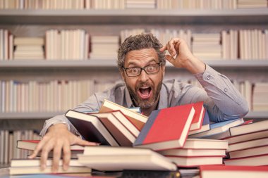 Öğretmenler gününde bilgi ve eğitim almak için kitap okuyan öğretmen..