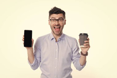 İş başvurusu. Telefonda konuştuktan sonra iş adamı. Telefon var. İletişim kurmak için telefonu kullanan bir adam. İletişim. İş adamı kahve molasında telefonu tutar. Patron akıllı telefon kullanıyor..