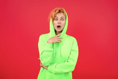 Şaşaalı bir kadın ya da kızıl saçlı bir manken. Pembe üzerine izole edilmiş şık ve modaya uygun kapüşonlu parlak bir renk..