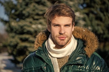 Tatillerde kışlık giysili bir adam. Kışlık ceketli adam. Kışın açık havada giyinen adam. Kışlık kıyafetli şık bir adam..