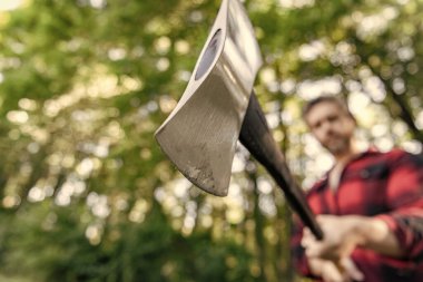 Keskin bıçak. Vahşilik ve erkeklik. Balta seçici odaklı oduncu. Acımasız oduncu. Oduncu tarzı. Baltalı bir adam. Balta adamın elinde odun kesiyor. Odun kesiyorum. Profesyonel günlük tutma.