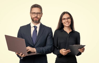 Beyazlar üzerinde izole iş adamları. Çevrimiçi çalışan serbest çalışan biri. Patron ve çalışanı çevrimiçi. Ofisinde dizüstü bilgisayarı olan iş adamları. Uzaktan kumandalı çalışıyor. İş başarısı. Bir takıma liderlik et..