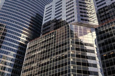 Mimarlık geçmişi. Cam bina penceresi. Mimari detay. Detaylı mimari geçmişi. Modern iş bürosu. İş binası. Ön cephe mimarisi. Geometrik şekil.