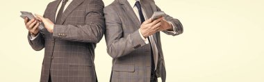 Zengin ve başarılı iş adamları. Milyoner yaşam tarzı. Milyonerlerin iş başarısı. Parayla uğraşan iş adamları. Beyazlara izole edilmiş milyoner iş adamları. Hayırsever..