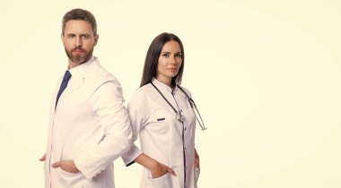 İlaç ve sağlık sigortası. Hastanedeki doktor. Tıp alanında iki doktor. Steteskobu olan doktor beyaza izole edilmiş. Beyaz önlüklü profesyonel doktor ve tıp kadını. Boşluk afişini kopyala.