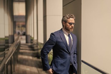 İş yerindeki kendine güvenen iş adamı. Yeni hedefler. İş vizyonu ve liderlik. Takım elbiseli bir iş adamı. Patron iş adamı. Girişimcinin başarısı. Ofis yöneticisi.