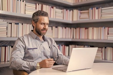 Online eğitim dersi. Okul öğretmeniyle vakit geçiriyorum. Videolu uzaktan eğitim. Serbest çalışan bir iş adamı. İşletme öğretmeni. Dizüstü bilgisayarı olan bir milenyum öğretmeni. Profesyonel büyüme.