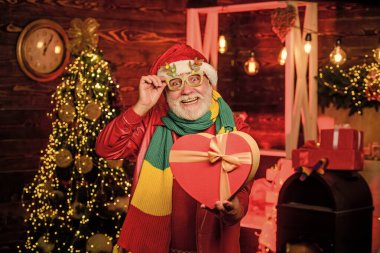 Noel hayır işi. Sevgiyi yayın. Hayırseverlik konsepti. Cömert bir bağış. Yaşlı sakallı Noel Baba 'nın hediye kutusu. Kışın bağış toplama fikirleri. Yeni yılı kutlayalım. Nezaket ve cömertlik. Yardım yardımı.