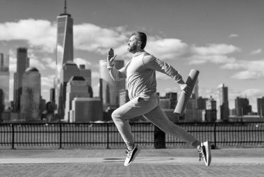 New York 'a doğru koşan sporcu. Sporcu adam aktif giyinmek için koşuyor. Sporcu koşucu. Manhattan 'da spor habercisi. Bir maraton koş..