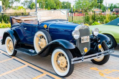 Park Ridge, Illinois, ABD - 22 Ağustos 2024: Ford A 1927 üstü açılır araba. Üstü açılabilen Ford A. Ford 'un klasik arabası. Otomobil fuarında park edilmiş Retro araba, köşe görünümü.