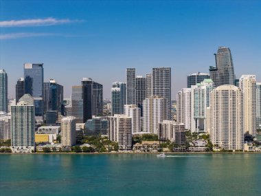 Miami Panoraması. Miami şehir merkezindeki Brickell Key 'deki modern gökdelenin havadan görünüşü. Miami 'nin silüeti. Brickell şehir merkezi. Modern şehir binası ve gökdelen. Şehir merkezi ufuk çizgisi.