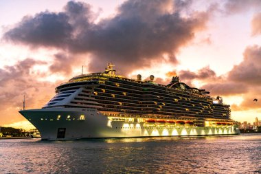 Miami, Florida, ABD - 16 Aralık 2024 Yaz Tatili Seyahati. MSC yolcu gemisinde. Gemi turu ve deniz seyahati. Akşamları gemi aydınlanır. MSC Sahil Yolcu Gemisi Yolculuğu.