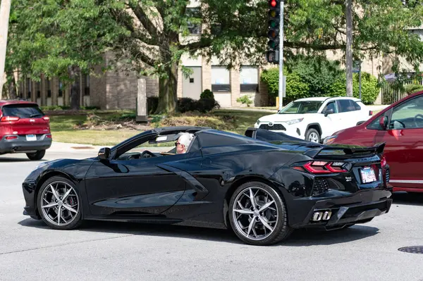 Park Ridge, Illinois, ABD - 29 Ağustos 2024 Chevrolet Corvette 'in üstü açık lüks arabası. Chevrolet Corvette 'in arabası yolda. Chevrolet Corvette, yan görüş. 2023 Chevrolet Corvette üstü açık araba..