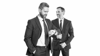 Dakik iş adamı beyazın izole edildiği zamanı kontrol ediyor. İş için son gün. İki iş adamı son teslim tarihine geç kaldı. Zaman yönetimi. Dakik adam geç kalma saatini kontrol et.