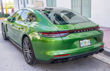 Miami, Florida, ABD - 20 Aralık 2024: Porsche Panamera 2019 Gran Turismo spor fastback otomobil. Porsche Panamera 'nın lüks arabası. Porsche Panamera 'nın arabası dışarıda park edilmiş. Porsche Panamera, köşe görünümü.