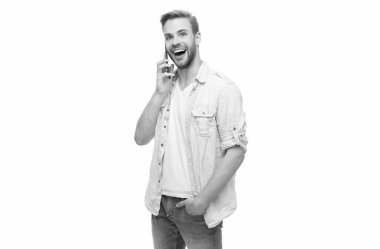 Mobil iletişim. İletişim. Akıllı telefondan konuşan adam beyazda izole edilmiş. Millennial Man 'in telefon görüşmesi var. Ses bağlantısı. Adam akıllı telefonda konuşuyor. Telefon var. Müşteri hizmetleri çağrısı.
