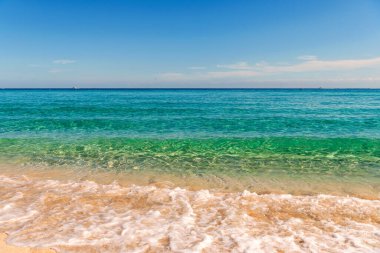 Idyllic yaz tatili. Karayip Denizi. Dalgalı yüzey. Okyanus sahili. Deniz manzaralı ufuk. Deniz suyu yüzeyi. Okyanusun dalgalı suyu. Aquamarine okyanus doğası. Berrak turkuaz deniz suyu mevsimi.