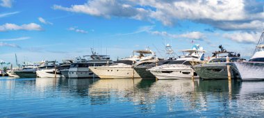 Lüks marina. Sefer teknesi denizde yüzüyor. Tekne turizmi. Deniz marinası. Lüks yat marinası. Lüks bir yat limanında. Lüks bir yaşam tarzı. Limanda demirli yelkenli yatlar.