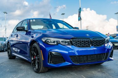 Park Ridge, Illinois, ABD - 17 Ağustos 2024: 2020 BMW M340 arabası. BMW M340 model lüks mavi bir araba. BMW M340 'ın arabası dışarıda park edilmiş. BMW M340, köşe görünümü.