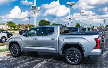 Park Ridge, Illinois, ABD - 16 Ağustos 2024: Toyota Tundra 'nın arabası açık havada park edildi. Toyota Tundra gümüş rengi, yan görüş. 2024 Toyota Tundra kamyonet. Toyota Tundra 'nın lüks kamyonet vagonu..