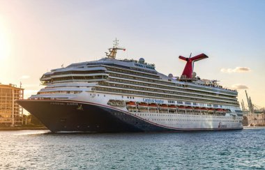 Miami, Florida, ABD - 24 Aralık 2024: Karnaval Gündoğumu yolcu gemisi yolculuğu. Yaz tatilinde gemi turu. Karnaval yolcu gemisi. Gemi turu ve deniz seyahati. Gemi Miami limanından ayrılıyor..