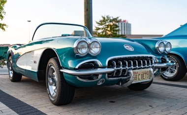 Park Ridge, Illinois, ABD - 22 Ağustos 2024 Chevrolet Corvette C1 'in üstü açık arabası. Chevy Corvette. Dönüştürülebilir araba otomobil fuarına park edilmiş, köşe manzaralı. 1958 Chevrolet Corvette C1 retro araba.