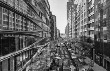 New York City, ABD - 28 Nisan 2024: Manhattan City Street, New York. High Line parkından görüntü. NYC 'deki şehir manzarası. Şehir merkezinde, New York 'ta bir sokak. Yüksek Satır.