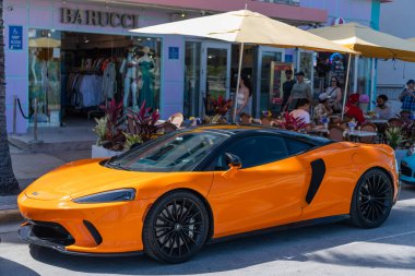 Miami, Florida, ABD - Nisan, 2025 McLaren GT spor araba. Lüks spor araba McLaren GT. Araba McLaren GT dışarıda park halinde. Turuncu spor arabası, yan görüş.