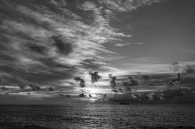 Yaz tatilinde deniz sahillerinde dramatik bir gün batımı ya da gün doğumu..