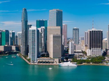 Şehir merkezinde bir gökdelen. Şehir manzarası silüeti. Miami 'deki Brickell binası. Brickell gökdelen ve gökdelen mimarisi. Şehir silüeti. Florida, Brickell Key 'den Miami' ye. Seyahat hedefi.