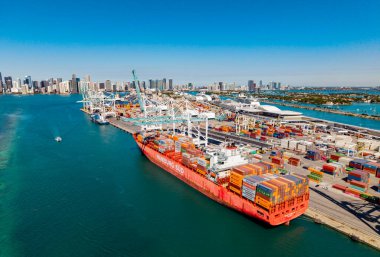 Miami, Florida, ABD - 20 Mart 2025: kargo gemisinde nakliye konteynırı. Kargo gemisi. Miami limanı. Konteyner gemisi. Kargo Hamburg Sud konteynır hizmetleri Miami 'de, insansız hava aracı manzaralı.