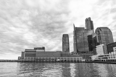 New York, Jersey City, ABD - 21 Aralık 2023: Hyatt Regency Jersey Şehri Hudson 'da gökdeleni ve gökdeleniyle birlikte. Hyatt Regency Oteli.