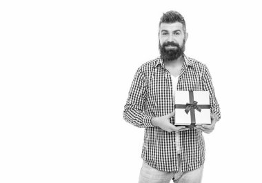 14 Şubat 'taki adam. Sakallı adam Sevgililer Günü için hediye kutusunu tutuyor. Sevgililer günün kutlu olsun. Erkekler günü. Beyazlar üzerinde izole edilmiş yetenekli bir adam. Randevu için romantik bir hediye. Erkekler günü için hediye. Boşluğu kopyala.