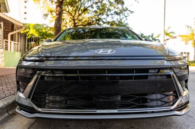Miami, Florida, ABD - 05 Nisan 2024 Hyundai Sonata SEL Sedan Car. Lüks sedan araba Hyundai Sonata SEL. Hyundai Sonata SEL otomobili dışarıda park halinde. Gri araba, üst manzara..