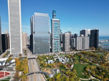 Chicago manzaralı şehir manzarası. Chicago şehir merkezi parkı ve ufuk çizgisi. Autumn City Park manzarası. Sonbahar şehri parkı olan şehir manzarası. Chicago şehir manzarası gökyüzü mimarisi. Gökdelen ve manzara.