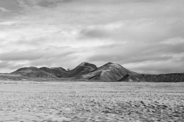 Dağ kırsalında sonbahar doğası. Dağ manzaralı bir yer. Manzara sonbahar kırsalında. Dağlı kırsal alan. Sonbahar dağ manzarası. Sabah sisinde İzlanda doğası.