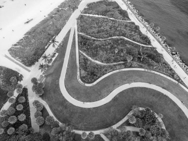 Miami şehir merkezinde, Biscayne Körfezi marinasına park etmiş bir hava manzarası var..