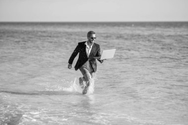 Yönetmen çok hırslı ve kaygısız bir iş adamıdır. İş adamları için yaz ilham kaynağı. Müdür iş adamı. Kumsalda koşan bir iş adamı. Plaj toplantıları ve konferanslar.