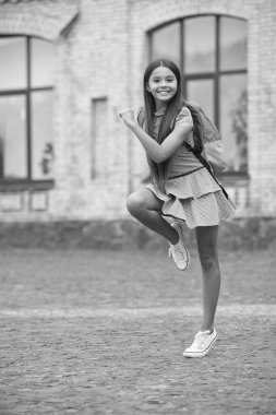 Üniversitede eğitim. Kız öğrenci dışarıda koşuyor. 1 Eylül. Ders çalışma zamanı. Bilgi ve eğitim. Okul hayatı. Gözbebeği dışarı koşuyor. Okula dönelim. Bilgi günündeki genç kız.