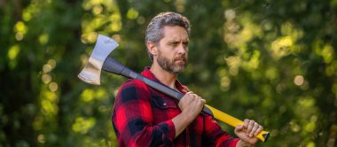 Ormanda baltalı oduncu adamlar. Oduncu baltayı taşır. Baltalı yakışıklı bir adam. Ormanda baltayla oduncu. Keresteci gömlekli ve baltası ağır. Güçlü adam ormanda çalışır. Odaklanmış ifade.