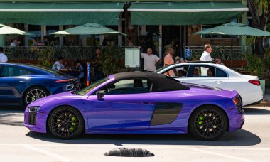 Miami, Florida, ABD - 4 Nisan 2025: Sportscar Audi R8. Araba Audi R8 süper arabası dışarıda park edilmiş. Mor spor araba, yan görüş. Audi R8 2017 spor araba..