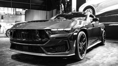 New York City, ABD - 27 Mart 2024 Ford Mustang Mach 1 spor arabası New York Uluslararası Otomobil Fuarı, köşe manzaralı.