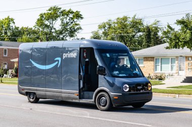 Park Ridge, Illinois, ABD - 29 Ağustos 2024: Rivian EDV Elektrik Teslimat Minibüsü. Rivian EDV 'nin lüks elektrikli minibüsü. Rivian minibüsü yolda. Rivian EDV dağıtım aracı, yan görünüm.